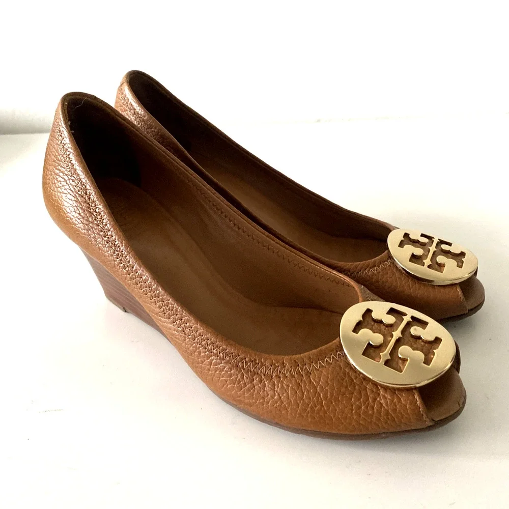 Tory Burch Sally Pump Wedge Heel Tan Brown Leather Gold Logo Peep Toe Cognac 8 M